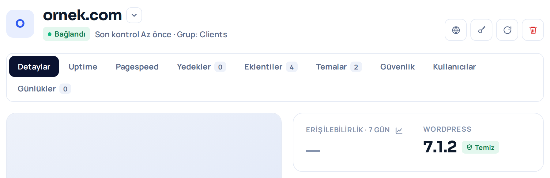 Bağlantı kurulduktan sonraki site detay başlığı: yeşil "Bağlandı" rozeti, eklenti ve tema sayılarının dolduğu sekmeler ve güncel olarak işaretlenmiş WordPress sürümü.