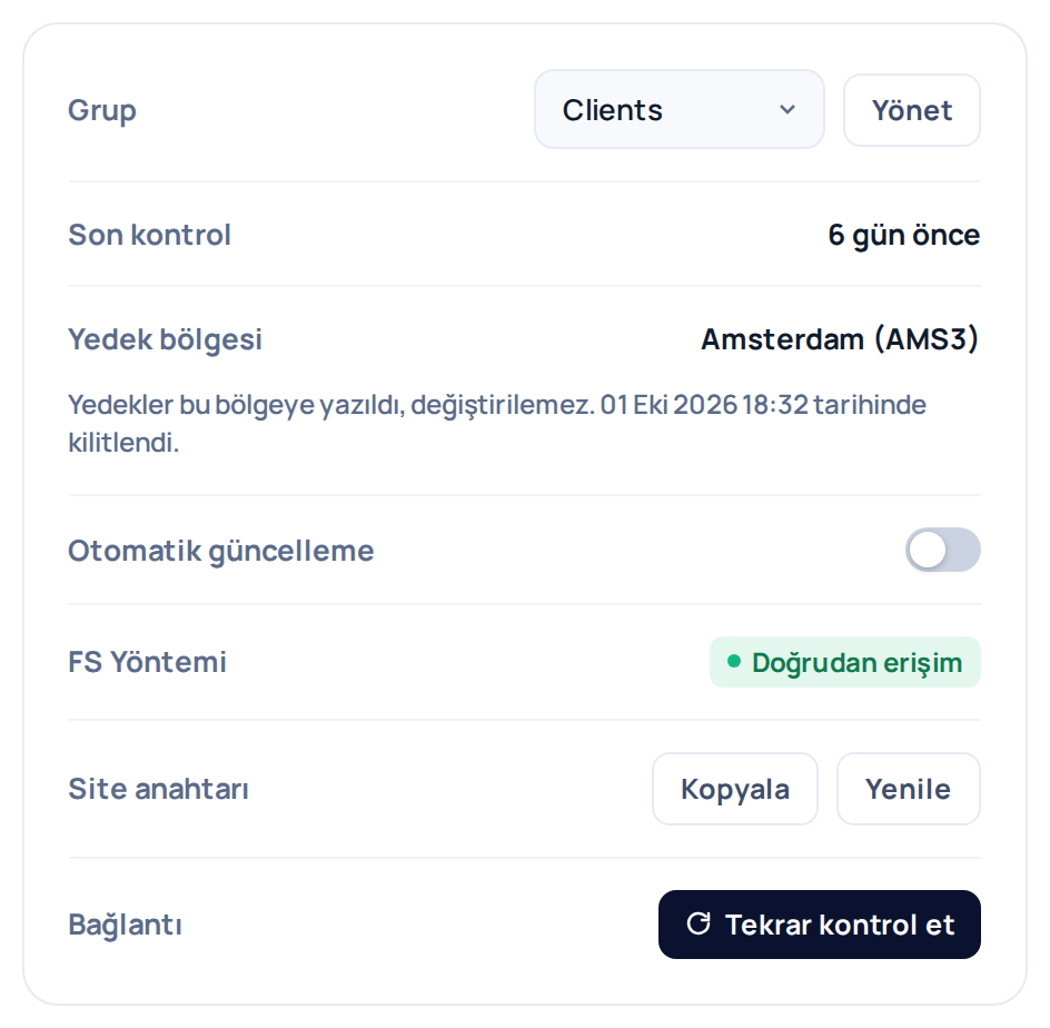 Site bilgileri kartında kilitli Yedek bölgesi satırı: bölge düz metin ve altında yedeklerin bu bölgeye yazıldığını söyleyen not.